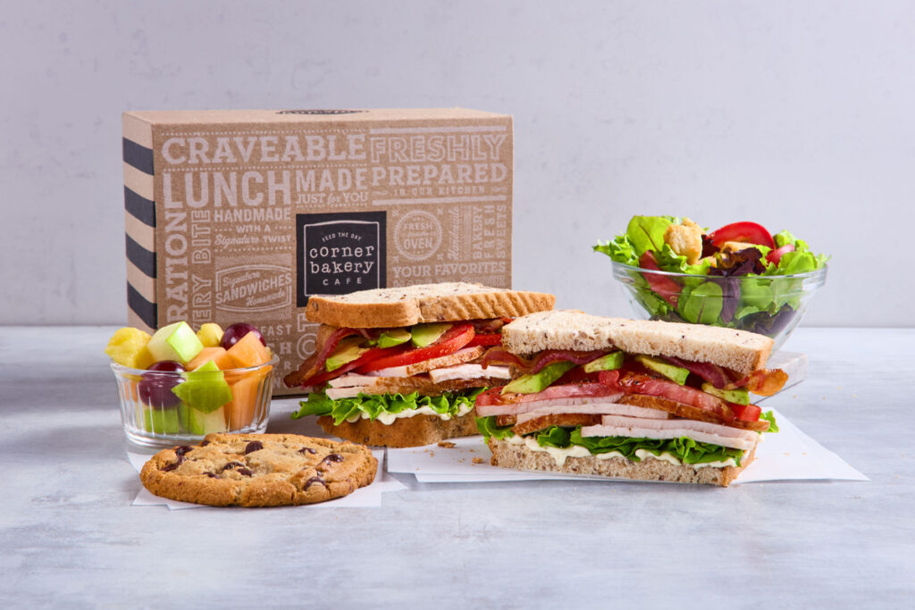 Image of sandwich 飞艇官方体彩网+开奖查询记录结果-幸运飞行艇168结果号码记录查询 box with salad, fruit and cookie